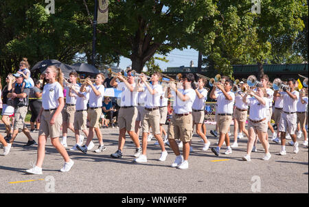 MATTHEWS, NC (USA) - Agosto 31, 2019: un high school marching band sezione a corno esegue presso la parata del giorno del lavoro tenutasi durante l'annuale 'Matthews vivo Foto Stock