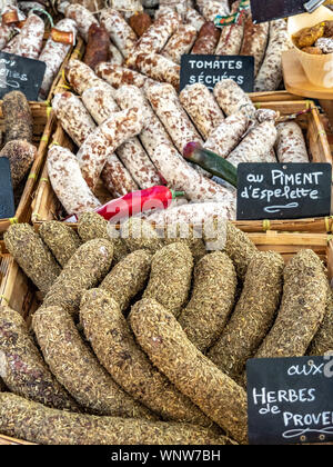 Salsicce coperte in Herbes de Provence che si traduce per le erbe di Provenza. Foto Stock