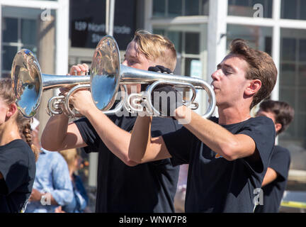 MATTHEWS, NC (USA) - Agosto 31, 2019: un high school marching band corno francese sezione esegue durante la parata del giorno del lavoro tenutosi presso l'annuale "atthew Foto Stock