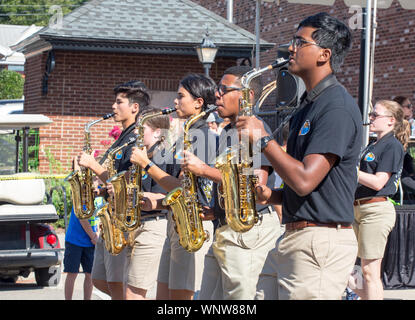 MATTHEWS, NC (USA) - Agosto 31, 2019: un high school marching band sassofono sezione esegue durante la parata del giorno del lavoro tenutosi presso l annuale 'Matthews Foto Stock