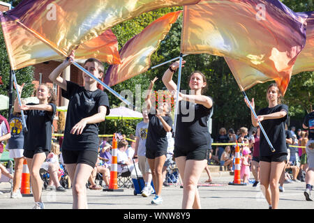 MATTHEWS, NC (USA) - Agosto 31, 2019: High school marching sbandieratori eseguire durante la parata del giorno del lavoro tenutosi presso l annuale 'Matthews Alive' communi Foto Stock