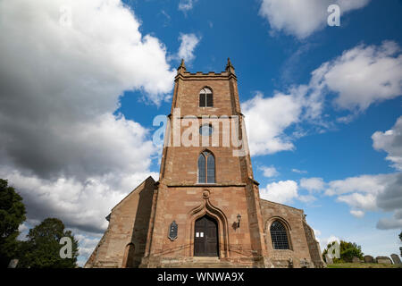 La Chiesa di Santa Maria Vergine nel villaggio di Hanbury, Worcestershire su un luminoso breezy giorno d'estate. Foto Stock