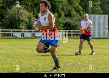 Amatori rugby touch player (fijian maschio, 30-40 y) in esecuzione con la palla da rugby in mani Foto Stock