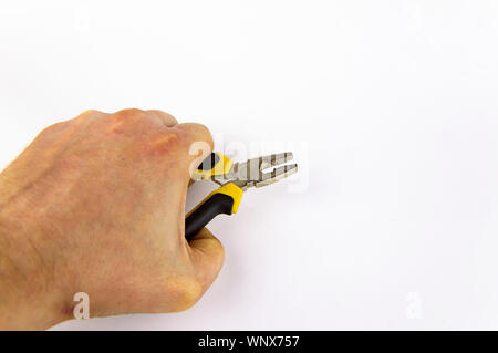 Mano che tiene la pinza con manici rossi. Uomo e donna occhiali da sole. Close up. Isolato su sfondo bianco. Foto Stock