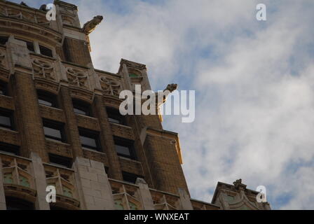 Doccioni sul lato della torre Life building in San Antonio, Texas. Foto Stock