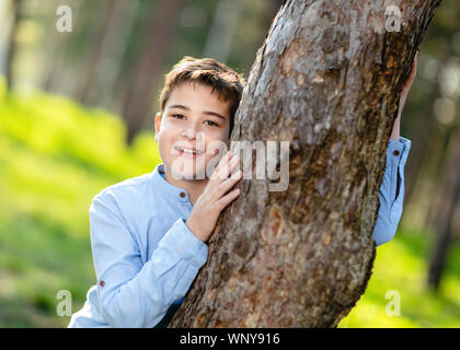 Ritratto di giovane ragazzo all'aperto. Foto Stock