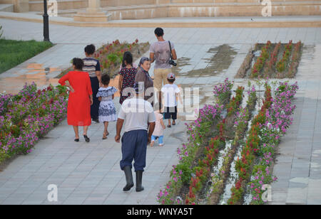 Uzbek visitatori in un parco pubblico a Shakhrisabz, southeastern Uzbekistan Foto Stock