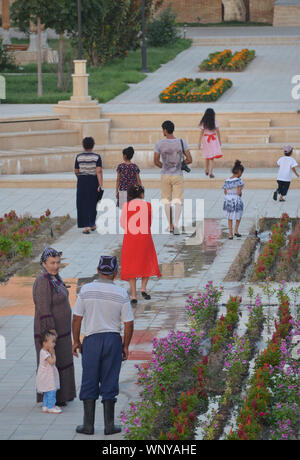 Uzbek visitatori in un parco pubblico a Shakhrisabz, southeastern Uzbekistan Foto Stock
