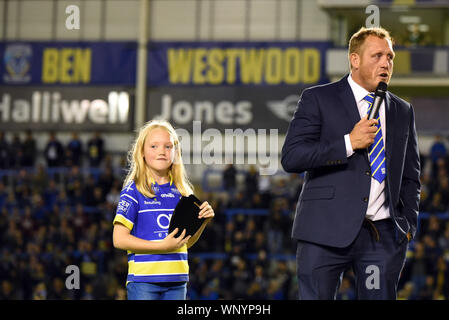 Warrington, Lancashire, Regno Unito. 6 Sep, 2019. 6 settembre 2019; Halliwell Jones Stadium, Warrington, Lancashire, Inghilterra; Betfred Super League Rugby, Warrington lupi rispetto a Wakefield Trinità; Ben Westwood di Warrington lupi dà il suo discorso di addio al home sostenitori - solo uso editoriale. Credit: Azione Plus immagini di sport/Alamy Live News Foto Stock