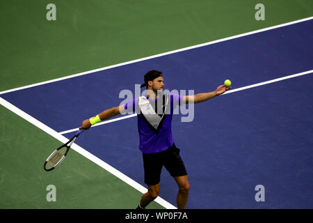 New York, Stati Uniti. 06 Sep, 2019. Flushing Meadows, New York, Stati Uniti - 6 settembre, 2019. Grigor Dimitrov della Bulgaria in azione contro il russo Daniil Medvedev della Russia durante i loro semi finale corrisponde a US Open di oggi. Credito: Adam Stoltman/Alamy Live News Foto Stock