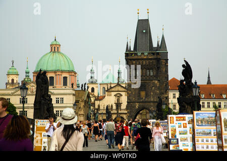 Ponte Carlo (Karluv most) è un popolare attraversamento pedonale a Praga Repubblica Ceca. Foto Stock