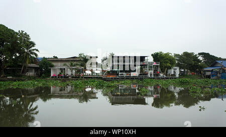 Mae Klong architettura moderna fiume natura Thailandia acqua Foto Stock