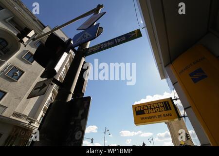 Bucarest, Romania - 26 Settembre 2018: un Western Union commerciali è visto su una strada nel centro di Bucarest. Questa immagine è per il solo uso editoriale. Foto Stock