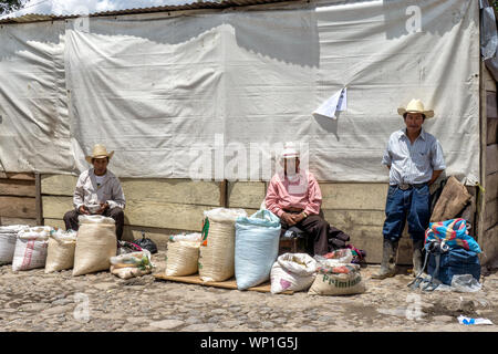 Chichicastenango, Guatemala - i coltivatori maya vendono grano al mercato di strada in città Foto Stock