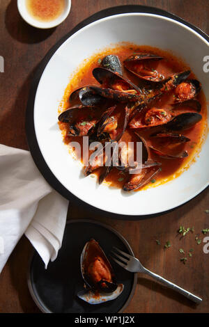 Le vongole cotte al vapore in salsa marinara Foto Stock