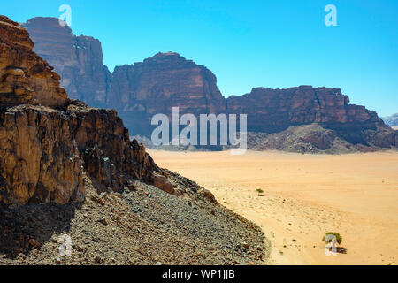 Giordania, Governatorato di Aqaba, Wadi Rum. Wadi Rum Area Protetta, Sito Patrimonio Mondiale dell'UNESCO. Foto Stock
