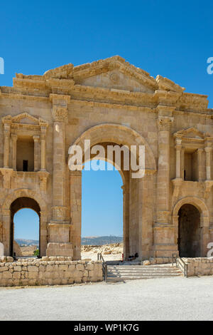 Giordania, Jerash Governatorato, Jerash. Arco di Adriano, un triplo-gateway ad arco costruito in onore di imperatore romano Adriano in 129-130. Foto Stock