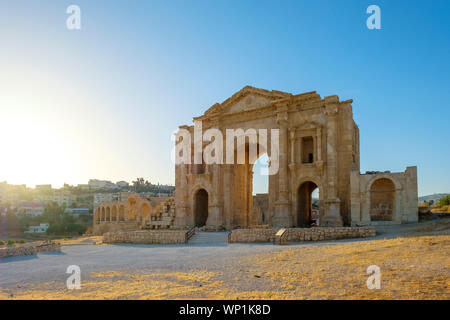 Giordania, Jerash Governatorato, Jerash. Arco di Adriano, un triplo-gateway ad arco costruito in onore di imperatore romano Adriano in 129-130. Foto Stock