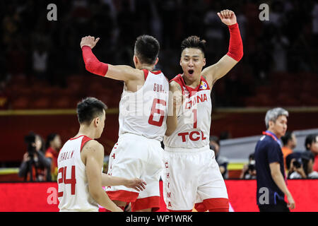 Pechino, la Cina della provincia di Guangdong. 6 Sep, 2019. Zhao Rui (R, top) e Guo Ailun (L, parte superiore) della Cina festeggiano dopo il gruppo m corrispondenza tra la Cina e la Corea del Sud al 2019 FIBA World Cup a Guangzhou, Cina del sud della provincia di Guangdong, Sett. 6, 2019. Credito: Pan Yulong/Xinhua/Alamy Live News Foto Stock