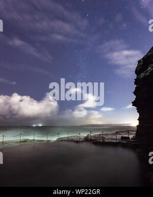 Il foro del carrello è un carcerato scavato ocean pool in Newcastle NSW Australia. Astro immagine dell'iconico punto di riferimento. Foto Stock