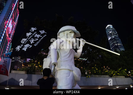 Hong Kong, Cina. 06 Sep, 2019. I dimostranti assemblare una statua raffigurante un manifestante in carta giardino durante la protesta.Migliaia di governo anti-manifestanti hanno tenuto un raduno di condannare il " bianco " il terrore nella più recente dimostrazione della anti-movimento di estradizione. Il rally è rimasto tranquillo con varie figure dando discorsi e manifestanti sollevando contemporaneamente i loro telefoni cellulari a sostegno del movimento. Credito: SOPA Immagini limitata/Alamy Live News Foto Stock