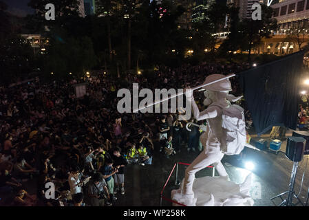 Hong Kong, Cina. 06 Sep, 2019. I dimostranti si riuniscono di fronte ad un anti-movimento di estradizione statua durante la dimostrazione.Migliaia di governo anti-manifestanti hanno tenuto un raduno di condannare il " bianco " il terrore nella più recente dimostrazione della anti-movimento di estradizione. Il rally è rimasto tranquillo con varie figure dando discorsi e manifestanti sollevando contemporaneamente i loro telefoni cellulari a sostegno del movimento. Credito: SOPA Immagini limitata/Alamy Live News Foto Stock