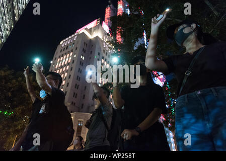 Hong Kong, Cina. 06 Sep, 2019. I dimostranti si illuminano i loro telefoni cellulari a sostegno dell'anti-movimento di estradizione durante la dimostrazione.Migliaia di governo anti-manifestanti hanno tenuto un raduno di condannare il " bianco " il terrore nella più recente dimostrazione della anti-movimento di estradizione. Il rally è rimasto tranquillo con varie figure dando discorsi e manifestanti sollevando contemporaneamente i loro telefoni cellulari a sostegno del movimento. Credito: SOPA Immagini limitata/Alamy Live News Foto Stock