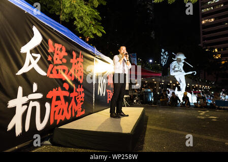 Hong Kong, Cina. 06 Sep, 2019. Un responsabile della comunità parla alla folla riunita alla carta giardino durante la dimostrazione.Migliaia di governo anti-manifestanti hanno tenuto un raduno di condannare il " bianco " il terrore nella più recente dimostrazione della anti-movimento di estradizione. Il rally è rimasto tranquillo con varie figure dando discorsi e manifestanti sollevando contemporaneamente i loro telefoni cellulari a sostegno del movimento. Credito: SOPA Immagini limitata/Alamy Live News Foto Stock