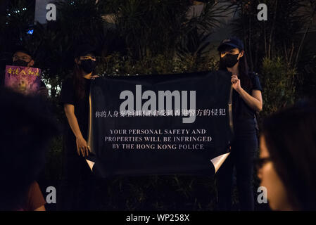Hong Kong, Cina. 06 Sep, 2019. I manifestanti di tenere un banner di avviso della brutalità della polizia dalla polizia di Hong Kong ha forza durante la dimostrazione.Migliaia di governo anti-manifestanti hanno tenuto un raduno di condannare il " bianco " il terrore nella più recente dimostrazione della anti-movimento di estradizione. Il rally è rimasto tranquillo con varie figure dando discorsi e manifestanti sollevando contemporaneamente i loro telefoni cellulari a sostegno del movimento. Credito: SOPA Immagini limitata/Alamy Live News Foto Stock