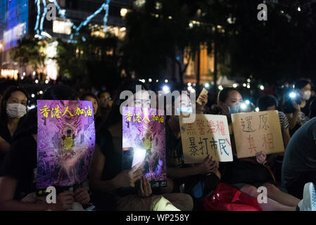 Hong Kong, Cina. 06 Sep, 2019. Manifestanti tenere cartelli di avvertimento di polizia brutalità dalla polizia di Hong Kong ha forza durante la dimostrazione.Migliaia di governo anti-manifestanti hanno tenuto un raduno di condannare il " bianco " il terrore nella più recente dimostrazione della anti-movimento di estradizione. Il rally è rimasto tranquillo con varie figure dando discorsi e manifestanti sollevando contemporaneamente i loro telefoni cellulari a sostegno del movimento. Credito: SOPA Immagini limitata/Alamy Live News Foto Stock