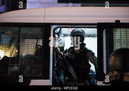 Hong Kong, Cina. 06 Sep, 2019. Un poliziotto antisommossa sorge su di guardia all'entrata della polizia van durante la dimostrazione.Anti-governo manifestanti sono scesi in strada di nuovo nell'ultimo round di anti-dimostrazioni di estradizione. I manifestanti di mira la zona intorno a cui il 31 agosto MTR si è verificato un incidente, vandalizing varie stazione MTR di ingressi. La polizia antisommossa finalmente è arrivato e ha condotto una operazione di dispersione. Credito: SOPA Immagini limitata/Alamy Live News Foto Stock