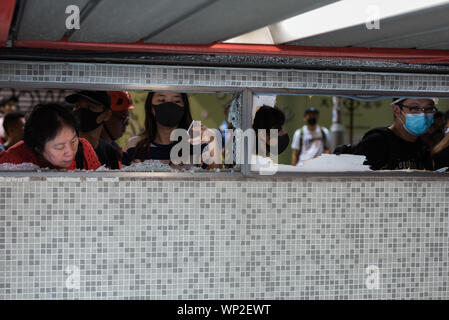 Hong Kong, Cina. 06 Sep, 2019. I manifestanti in peek all'ingresso della stazione di indagine il danneggiamento durante la dimostrazione.Anti-governo manifestanti sono scesi in strada di nuovo nell'ultimo round di anti-dimostrazioni di estradizione. I manifestanti di mira la zona intorno a cui il 31 agosto MTR si è verificato un incidente, vandalizing varie stazione MTR di ingressi. La polizia antisommossa finalmente è arrivato e ha condotto una operazione di dispersione. Credito: SOPA Immagini limitata/Alamy Live News Foto Stock