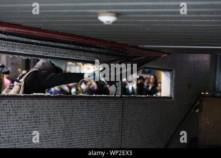 Hong Kong, Cina. 06 Sep, 2019. Un manifestante tentativi di distruggere il lampadario all'ingresso di una stazione MTR durante la dimostrazione.Anti-governo manifestanti sono scesi in strada di nuovo nell'ultimo round di anti-dimostrazioni di estradizione. I manifestanti di mira la zona intorno a cui il 31 agosto MTR si è verificato un incidente, vandalizing varie stazione MTR di ingressi. La polizia antisommossa finalmente è arrivato e ha condotto una operazione di dispersione. Credito: SOPA Immagini limitata/Alamy Live News Foto Stock