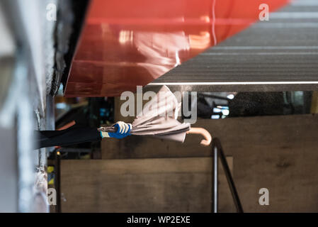 Hong Kong, Cina. 06 Sep, 2019. Un manifestante tentativi di distruggere il lampadario all'ingresso di una stazione MTR durante la dimostrazione.Anti-governo manifestanti sono scesi in strada di nuovo nell'ultimo round di anti-dimostrazioni di estradizione. I manifestanti di mira la zona intorno a cui il 31 agosto MTR si è verificato un incidente, vandalizing varie stazione MTR di ingressi. La polizia antisommossa finalmente è arrivato e ha condotto una operazione di dispersione. Credito: SOPA Immagini limitata/Alamy Live News Foto Stock