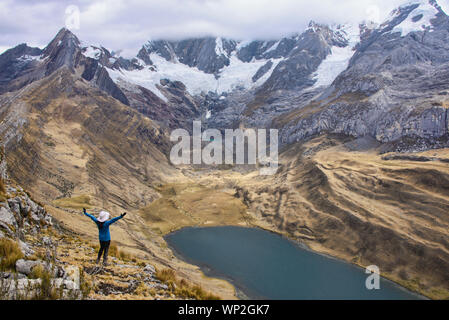 Trekker sopra Laguna Mitacocha, Cordillera Huayhuash circuito, Ancash, Perù Foto Stock