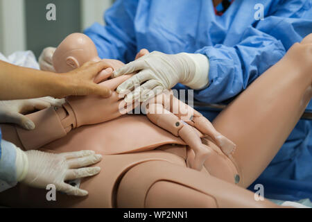 I dettagli con i manichini di plastica che rappresenta una donna con il suo neonato utilizzato da medici e ostetriche per il parto pratica Foto Stock
