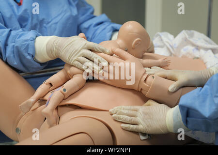 I dettagli con i manichini di plastica che rappresenta una donna con il suo neonato utilizzato da medici e ostetriche per il parto pratica Foto Stock