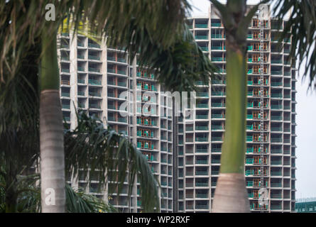 Massive parzialmente completato lo sviluppo residenziale e costruzione sito nella città di Ho Chi Minh, Vietnam, sud-est asiatico Foto Stock