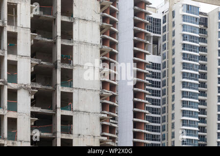 Massive parzialmente completato lo sviluppo residenziale e costruzione sito nella città di Ho Chi Minh, Vietnam, sud-est asiatico Foto Stock