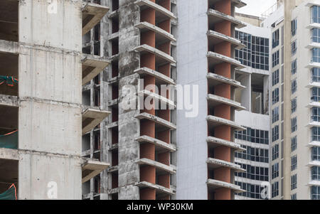 Massive parzialmente completato lo sviluppo residenziale e costruzione sito nella città di Ho Chi Minh, Vietnam, sud-est asiatico Foto Stock