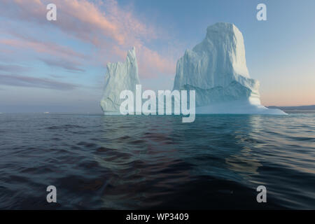 Iceberg di fronte alla cittadina di pescatori Ilulissat in Groenlandia. Natura e paesaggi della Groenlandia. Viaggio su nave tra il CIEM. Seascape Foto Stock