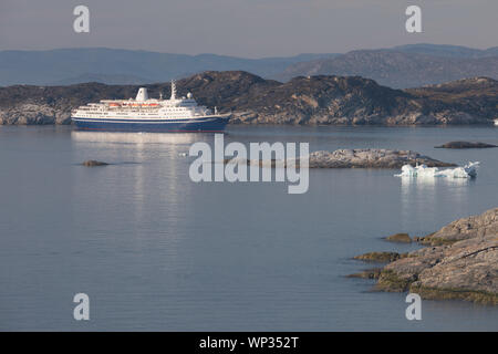 Paesaggio artico, vista dall'alto su Iceberg, montagne e Expedition nave da crociera, Discoteca Bay, Ilulissat Groenlandia bellissima vista panoramica del golfo blu. Foto Stock