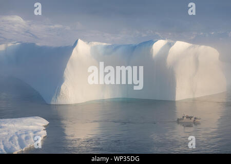 Iceberg intrecciati nella nebbia in corrispondenza della bocca dell'icebergs vicino a Ilulissat. Natura e paesaggi della Groenlandia. Viaggio su nave tra il CIEM. Foto Stock