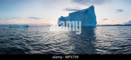 Iceberg di fronte alla cittadina di pescatori Ilulissat in Groenlandia. Natura e paesaggi della Groenlandia. Viaggio su nave tra il CIEM. Seascape Foto Stock