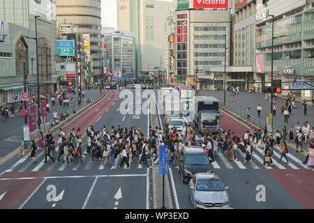 Scene di strada con traffico pedonale e intersezione nella città di Shinjuku a Tokyo Giappone Foto Stock