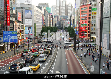 Scene di strada con traffico pedonale e intersezione nella città di Shinjuku a Tokyo Giappone Foto Stock