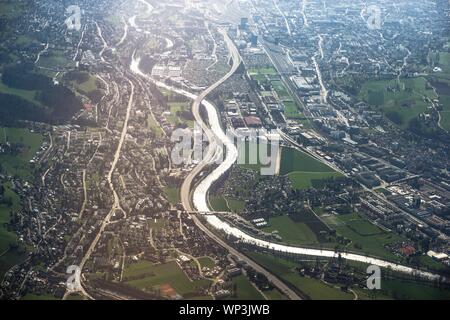 Foto aerea di edifici della città con una strada curvilinea vicino un canale di giorno Foto Stock