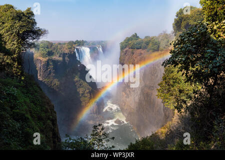 Victoria Falls e Gola di arcobaleno, fiume Zambesi, tra lo Zimbabwe e Zambia, Africa Foto Stock