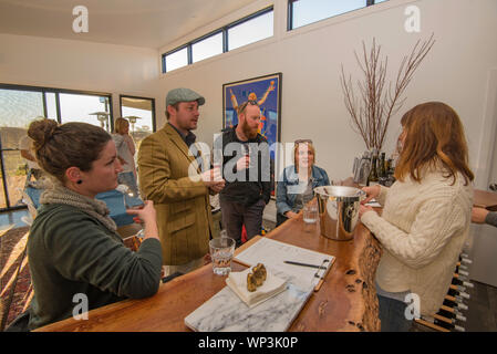 Persone con degustazione di vini presso Rowlee vigna vicino alla città di arancione nel Nuovo Galles del Sud, Australia Foto Stock