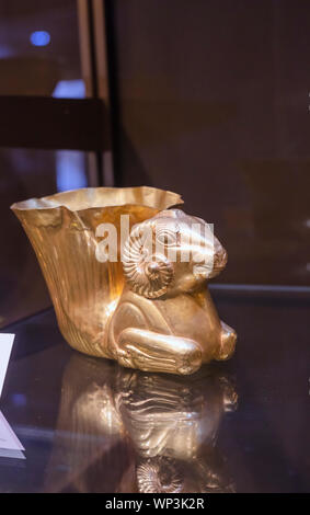 Rhyton in forma di ram la testa, oro, del V secolo A.C. Reza Abbasi Museum, Teheran, Iran Foto Stock